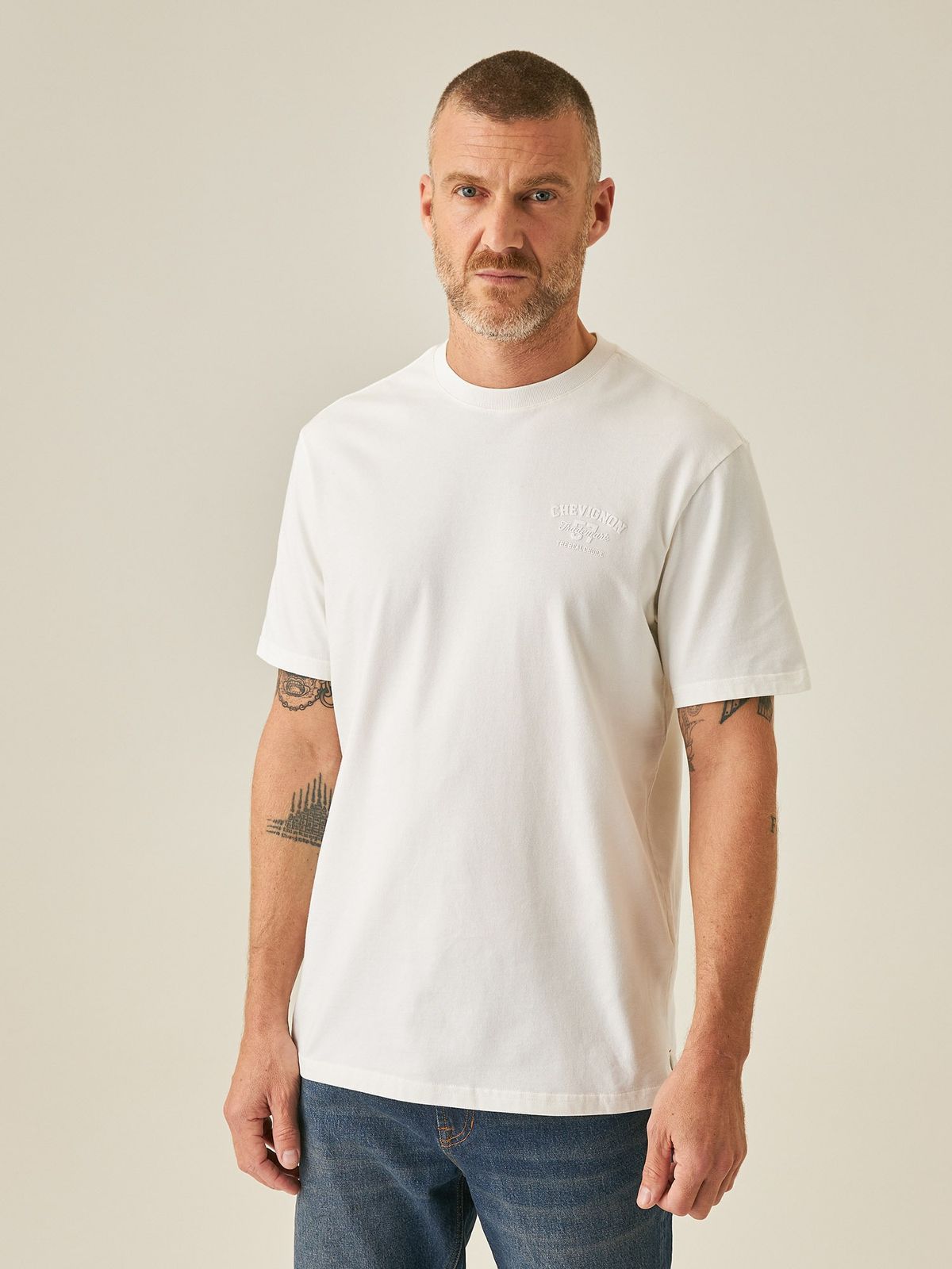 Camiseta Hombre Chevignon 57 Graphic Classic Fit